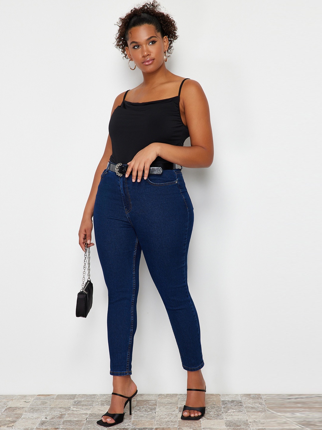 

Trendyol Women Mid-Rise Dark Shade Clean Look Stretchable Jeans, Navy blue