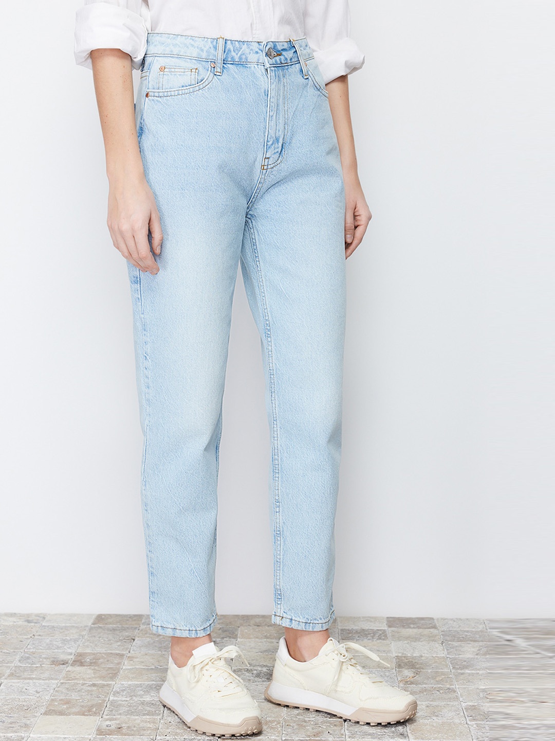 

Trendyol Women Mid-Rise Heavy Fade Light Shade Clean Look Pure Cotton Jeans, Blue