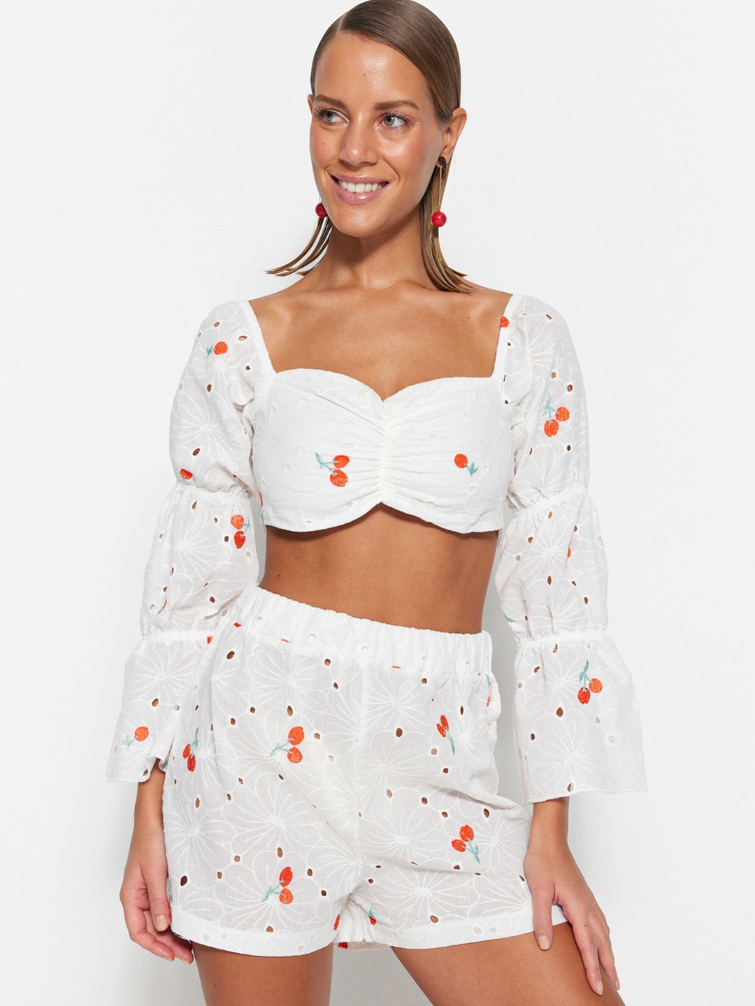 

Trendyol Women Mid Rise Floral Printed Shorts, White