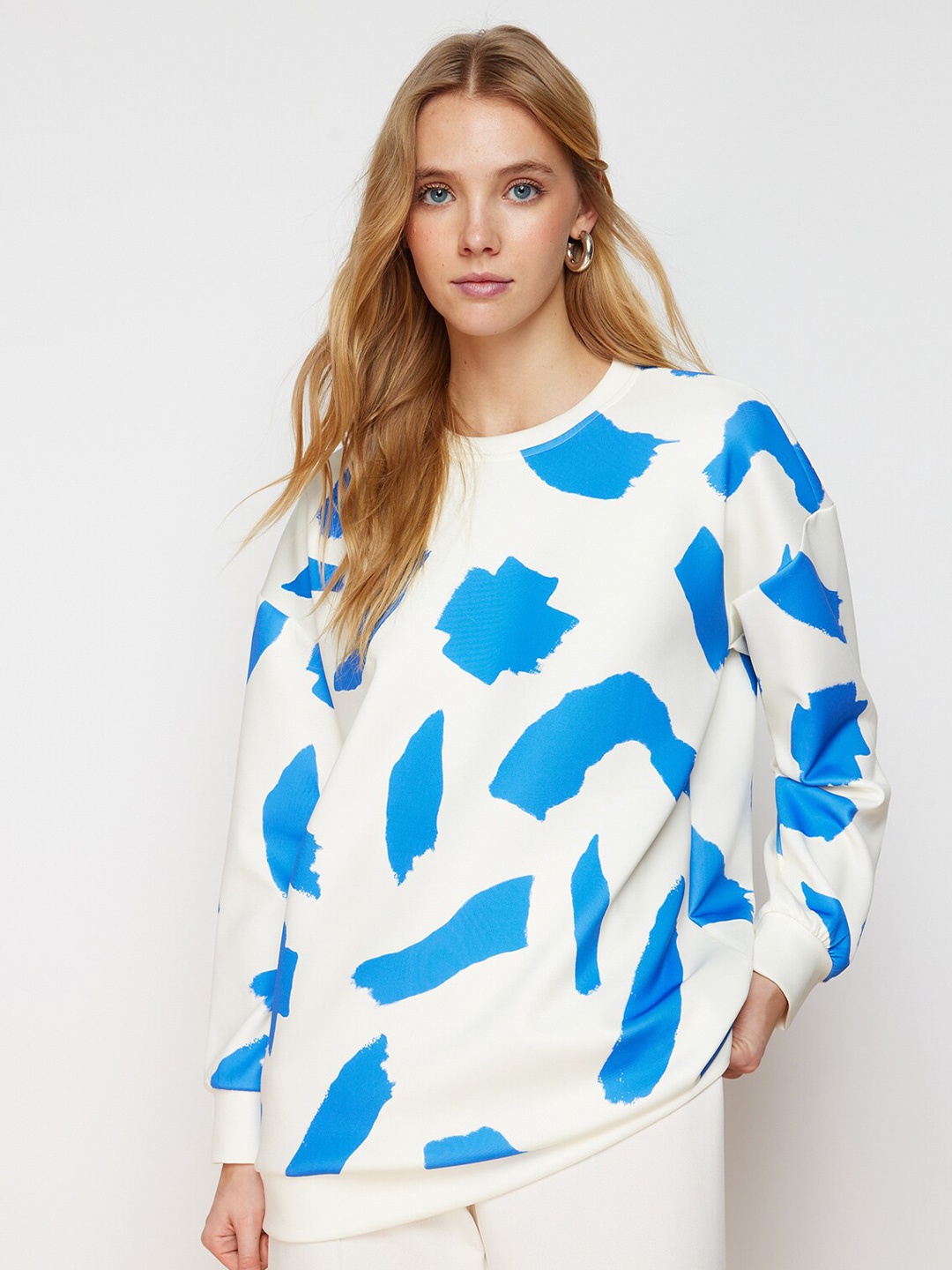 

Trendyol Abstract Printed Drop Shoulder Sleeves Longline Pullover Sweatshirt, White