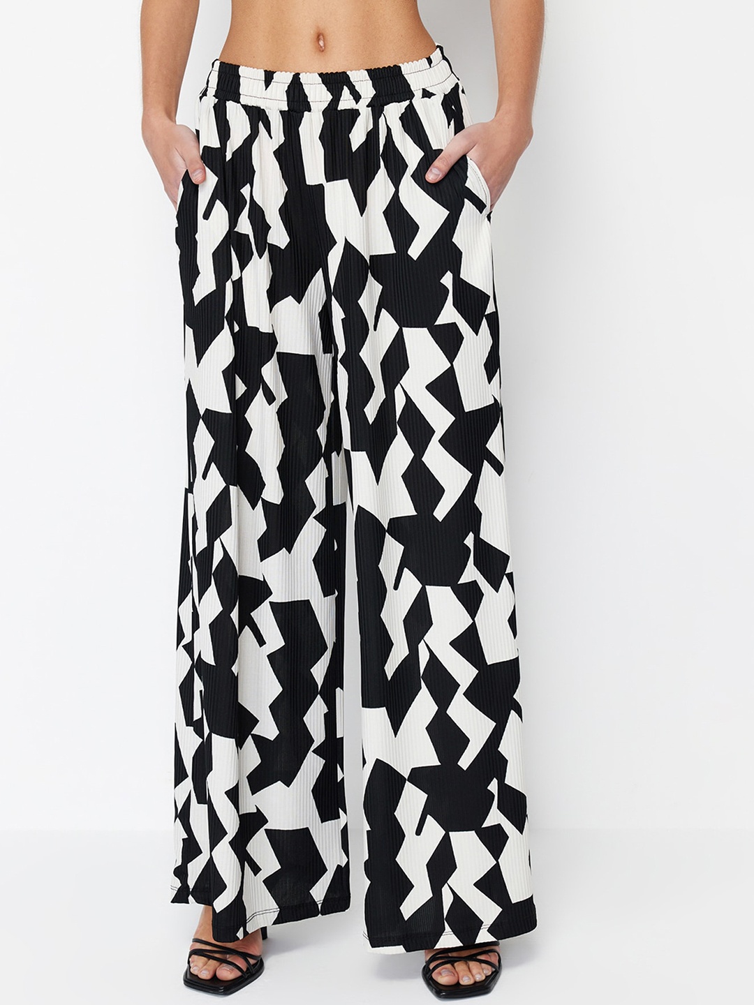 

Trendyol Women Abstract Printed Mid Rise Parallel Trousers, Black