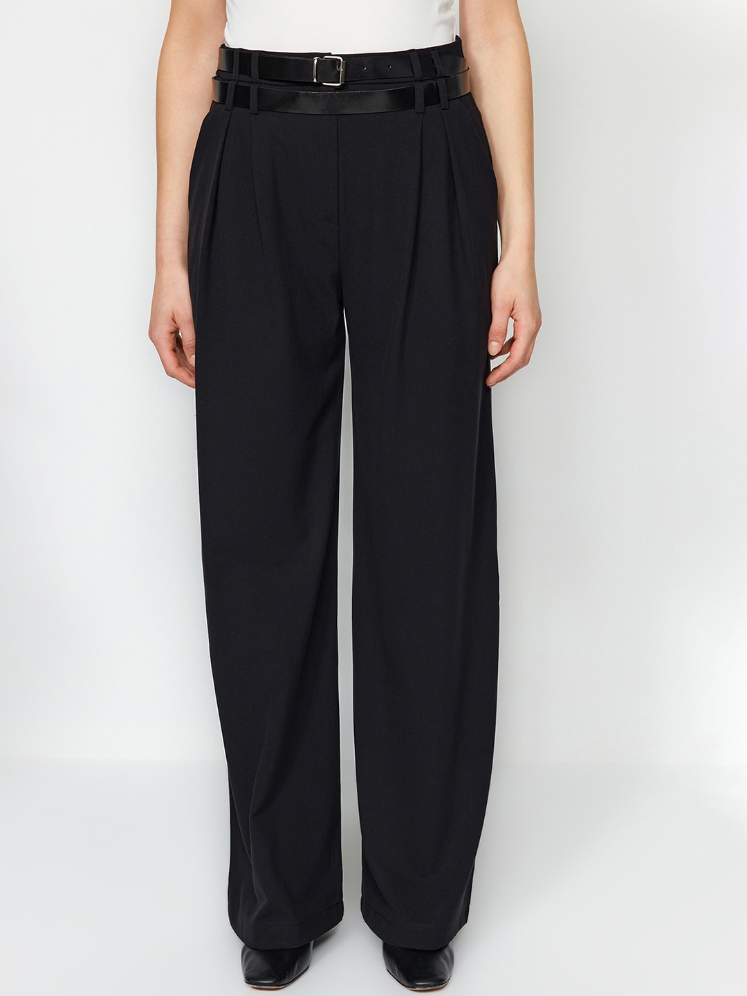 

Trendyol Women Mid-Rise Pleated Parallel Trousers, Black