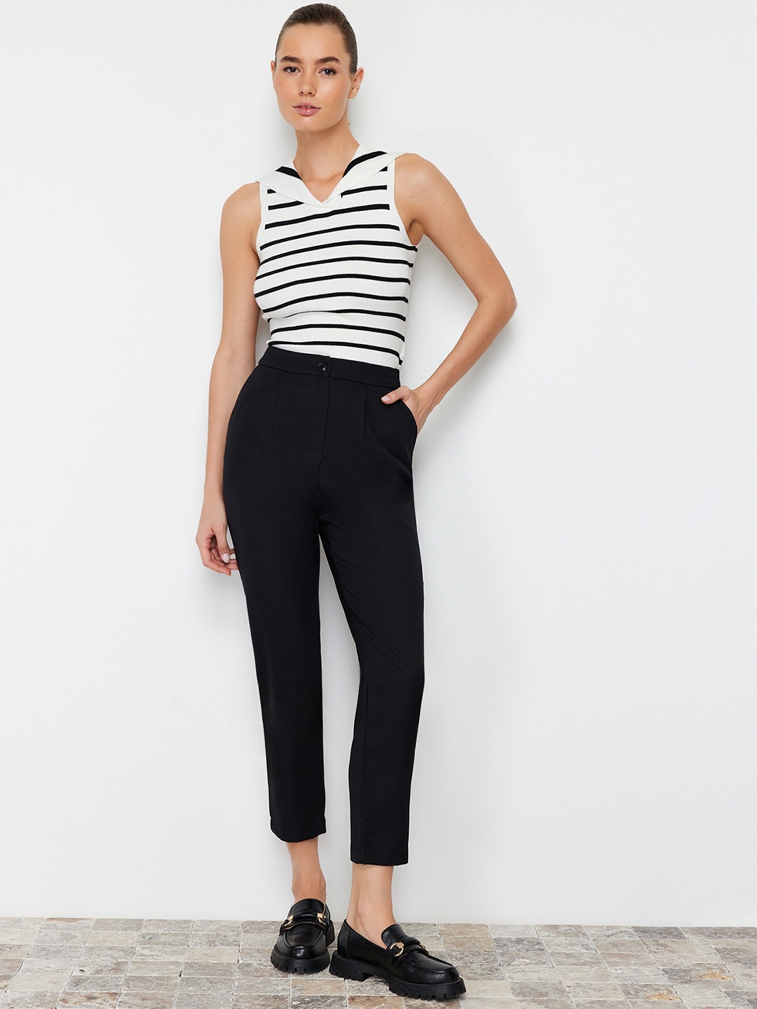 

Trendyol Women Mid-Rise Cropped Regular Trousers, Black
