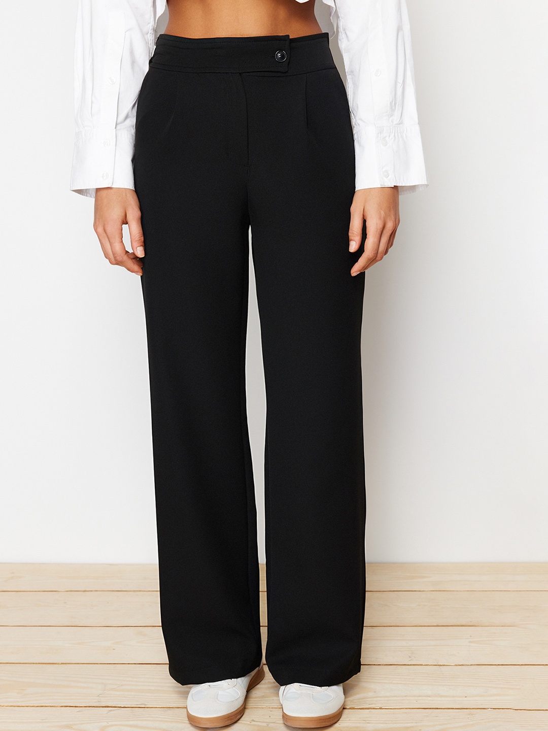

Trendyol Women Mid-Rise Parallel Trousers, Black