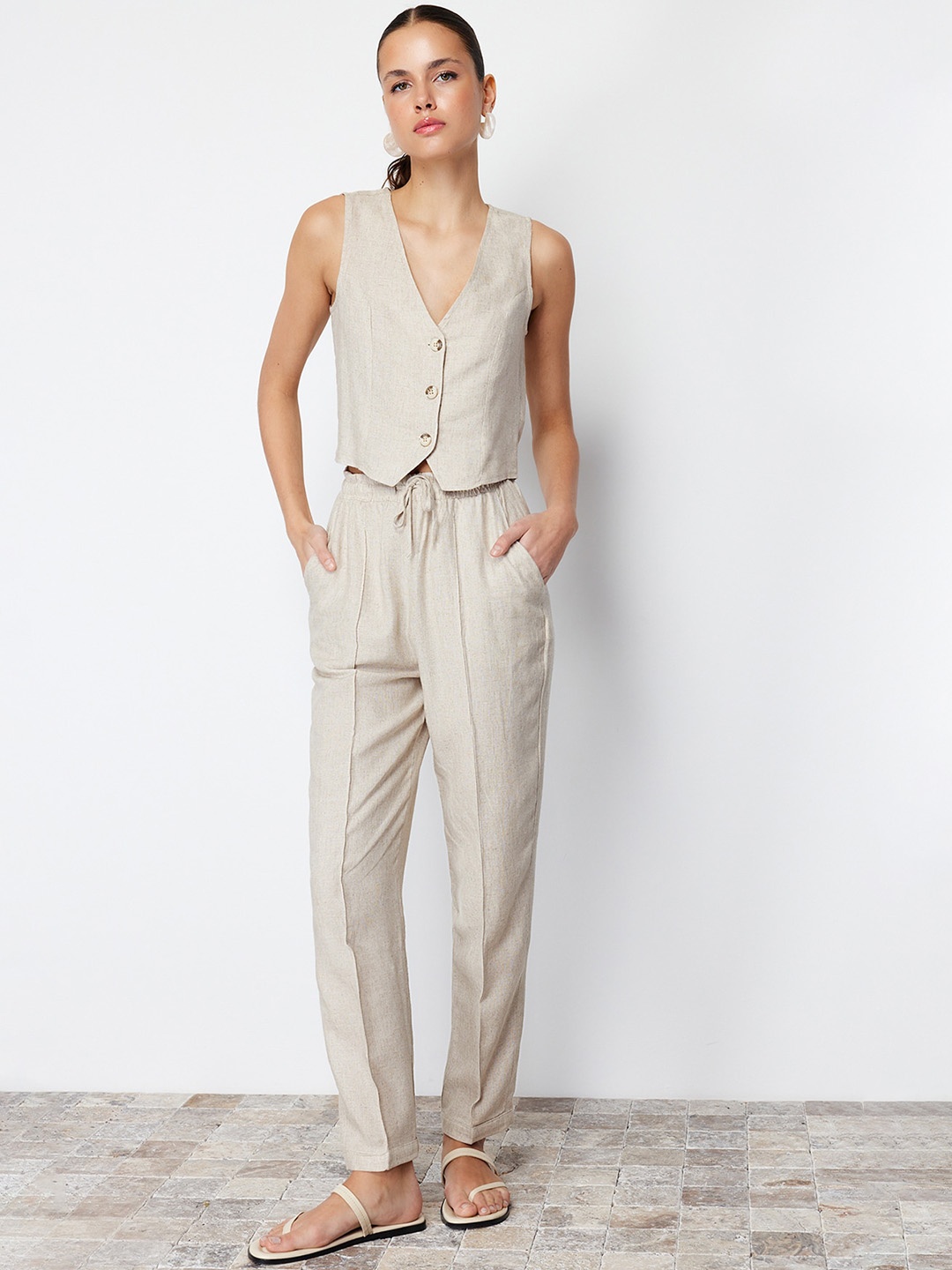 

Trendyol Women Mid-Rise Trousers, Off white