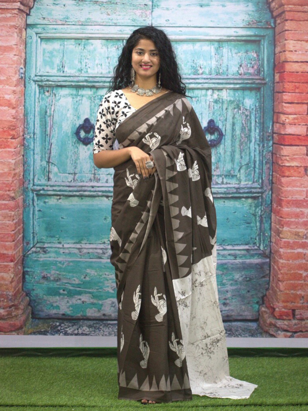 

GK FASHION Block Print Pure Cotton Saree, Grey