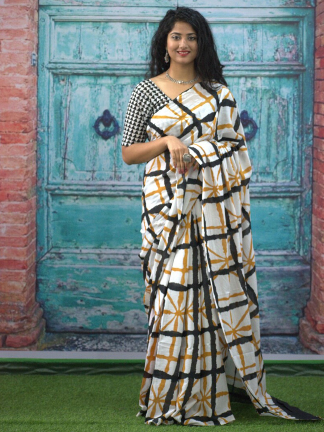 

GK FASHION Pure Cotton Block Print Saree, White