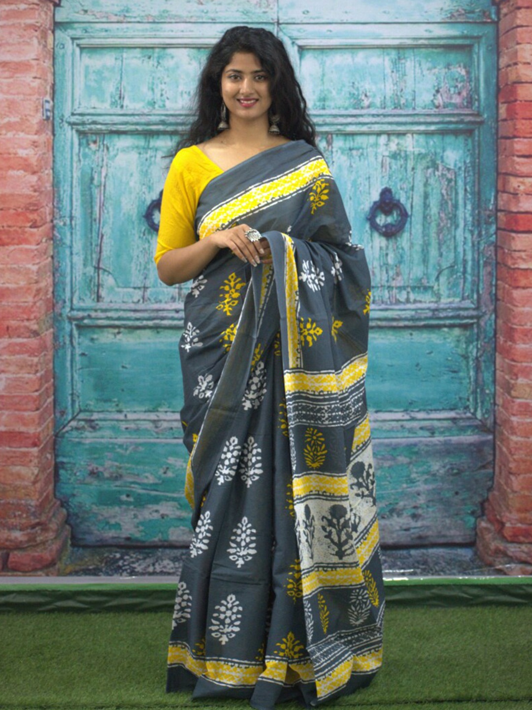 

GK FASHION Floral Block Print Pure Cotton Saree, Grey