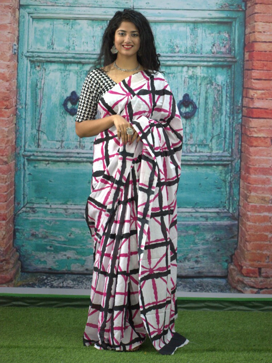 

GK FASHION Pure Cotton Saree, White