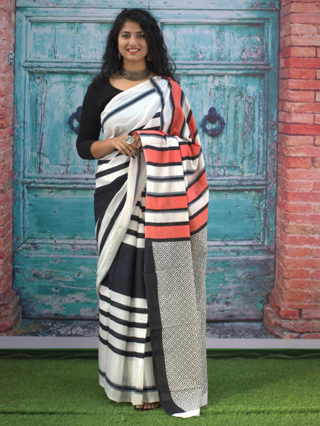 

GK FASHION Striped Pure Cotton Saree, White