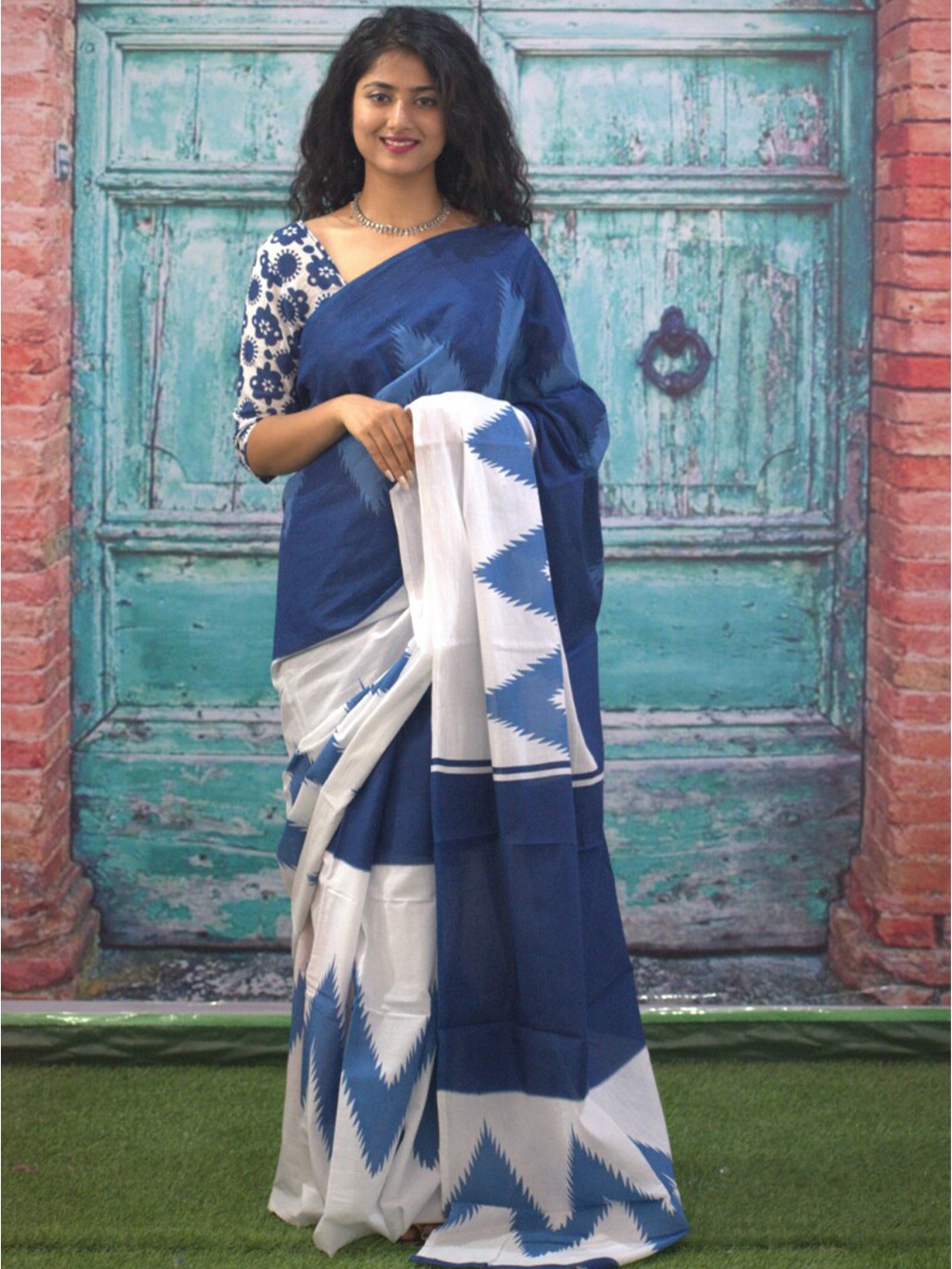 

GK FASHION Pure Cotton Saree, Blue