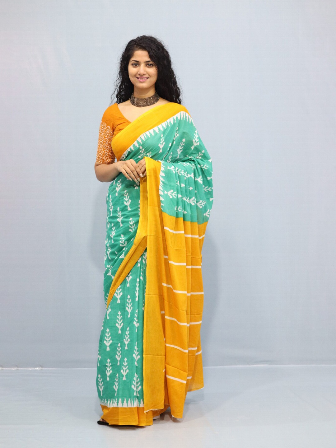 

GK FASHION Floral Pure Cotton Saree, Green
