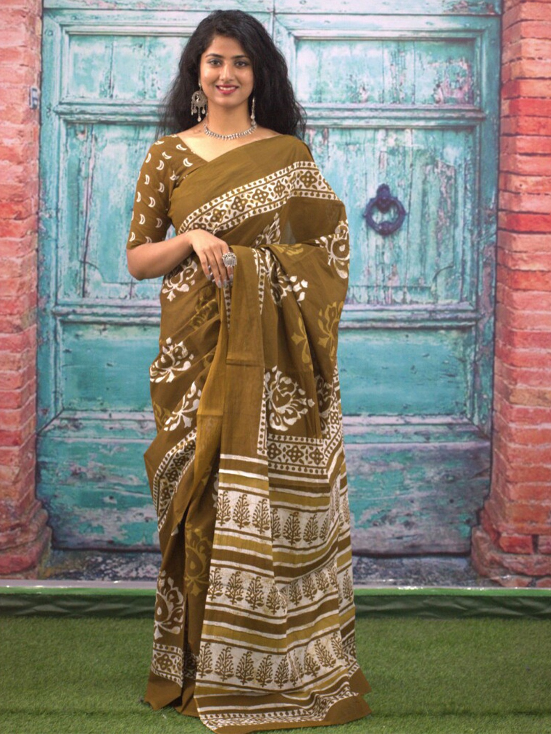 

GK FASHION Ethnic Motifs Pure Cotton Saree, Olive