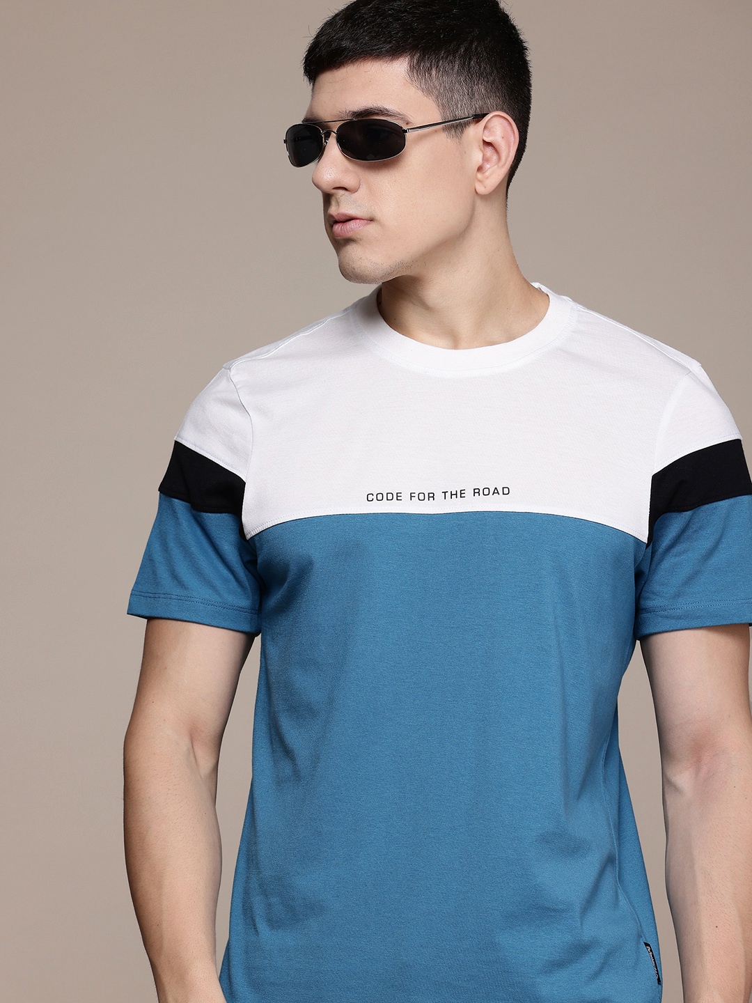 

The Roadster Lifestyle Co. Men Colourblocked T-shirt, Blue