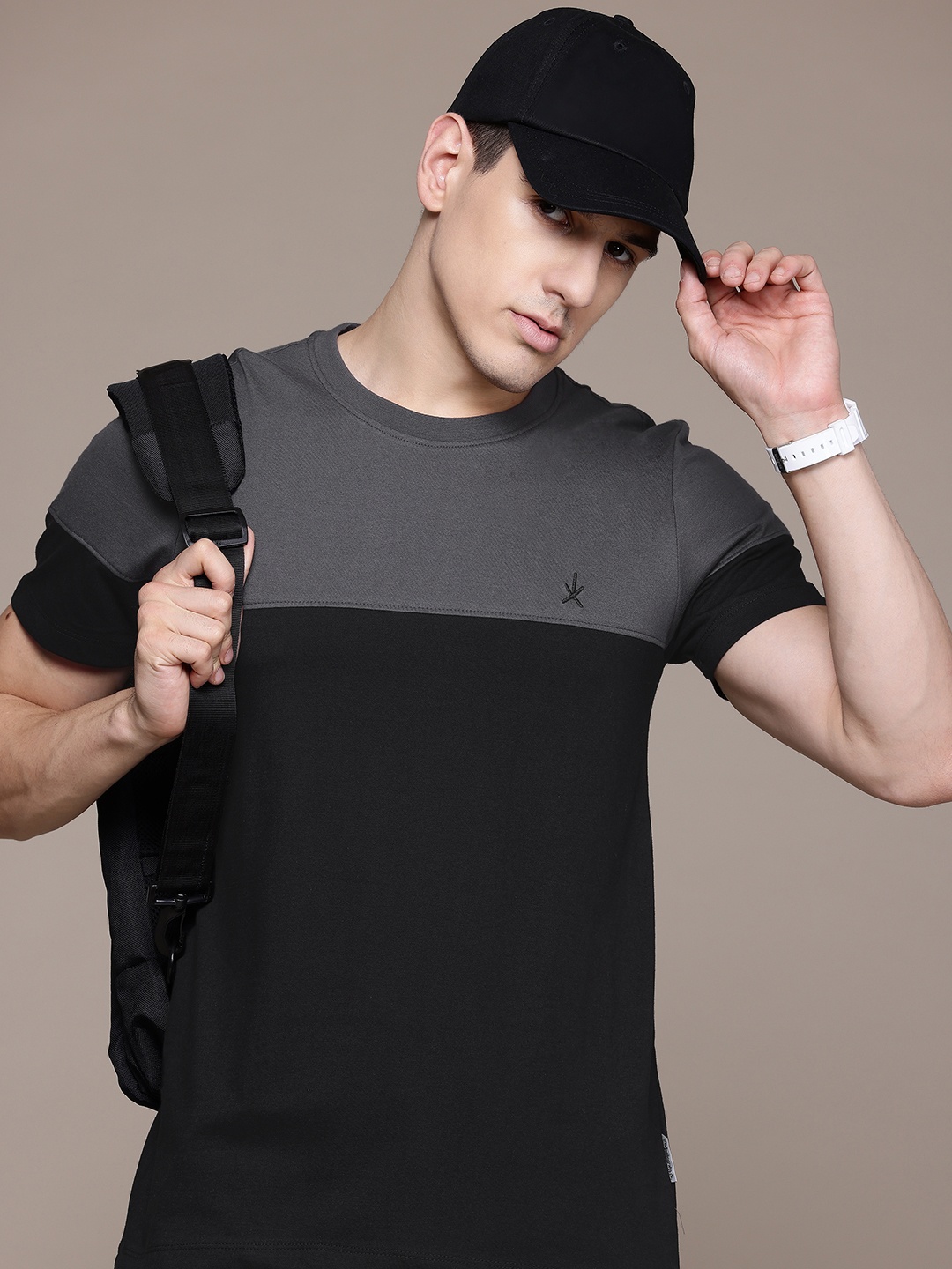 

The Roadster Lifestyle Co. Men Colourblocked T-shirt, Black