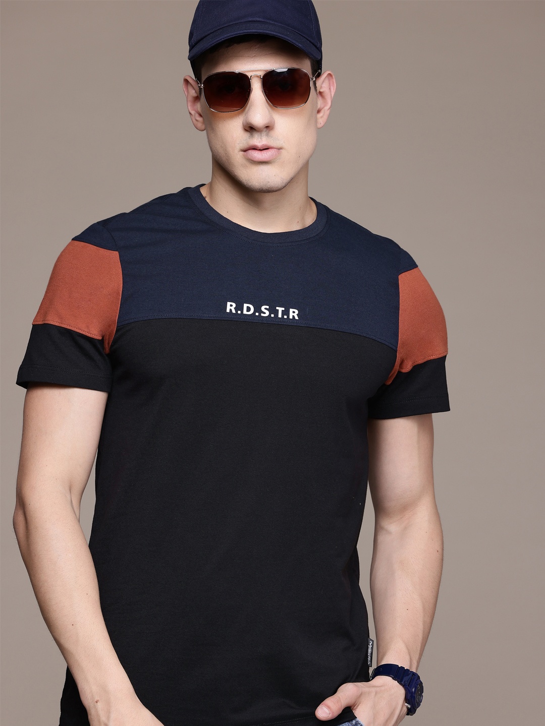 

The Roadster Lifestyle Co. Men Colourblocked T-shirt, Black