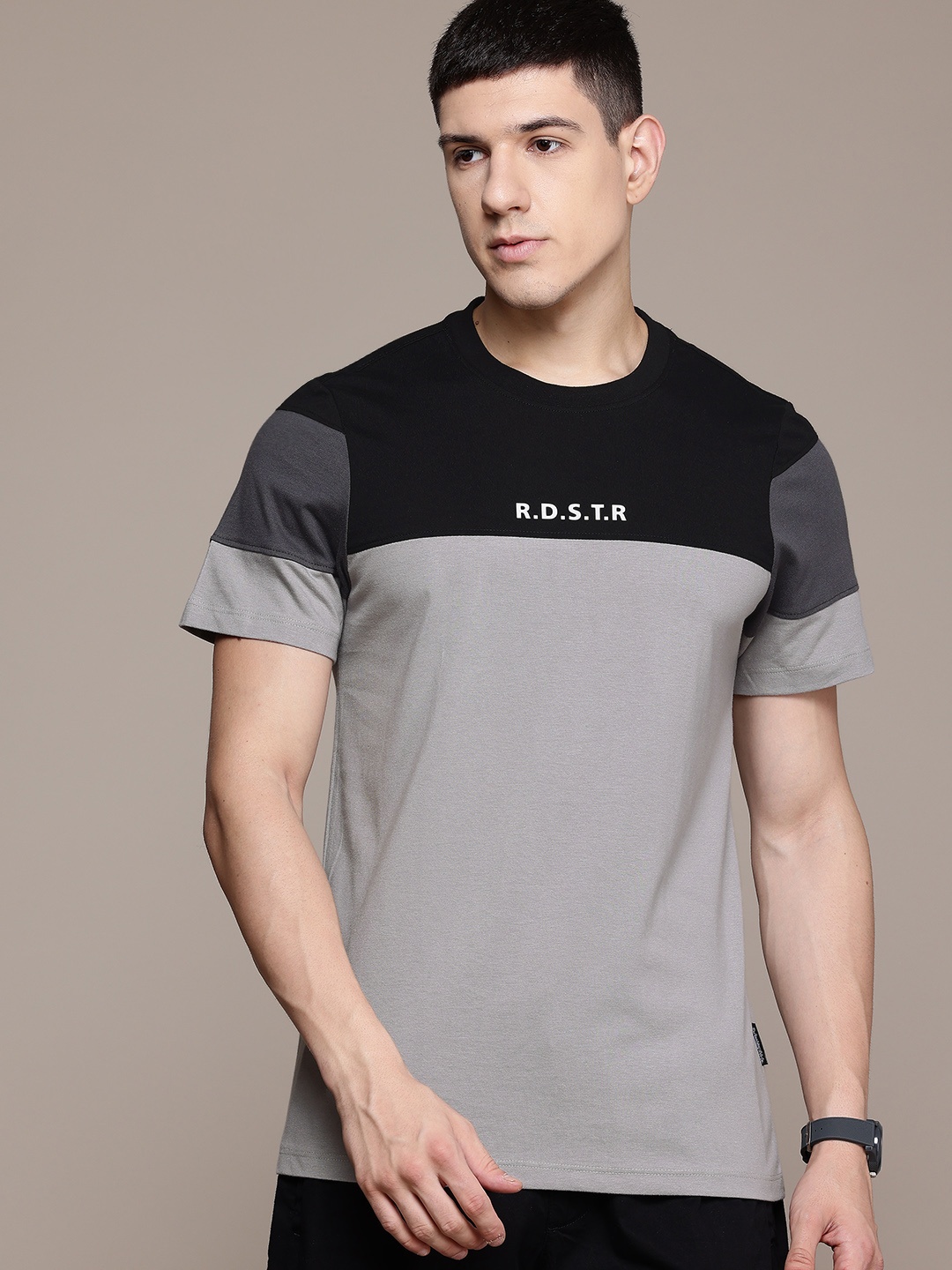 

The Roadster Lifestyle Co.Men Colourblocked T-shirt, Grey