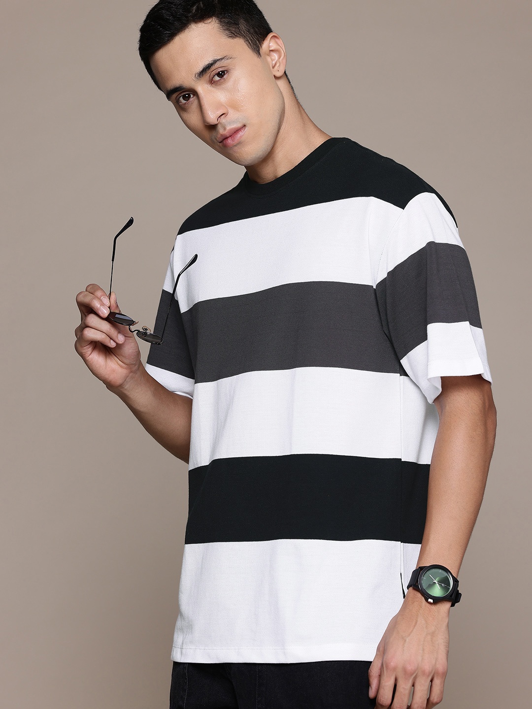 

The Roadster Lifestyle Co. Striped Drop-Shoulder Sleeves T-shirt, Black