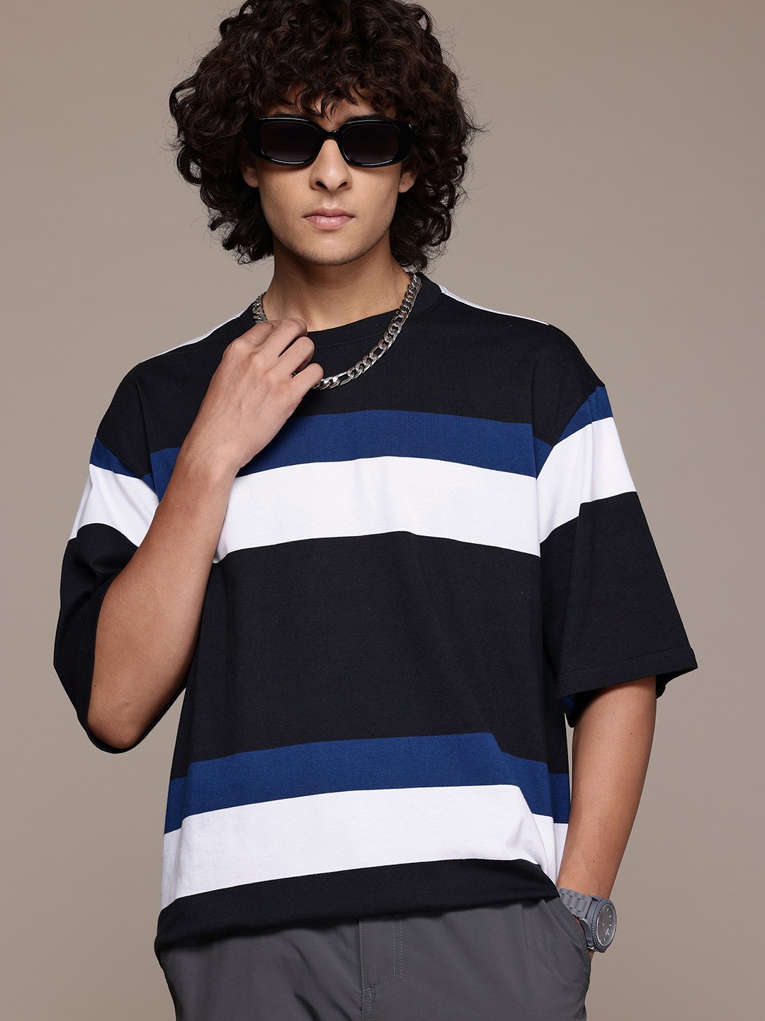 

The Roadster Lifestyle Co. Men Striped Relaxed Fit T-shirt, Black