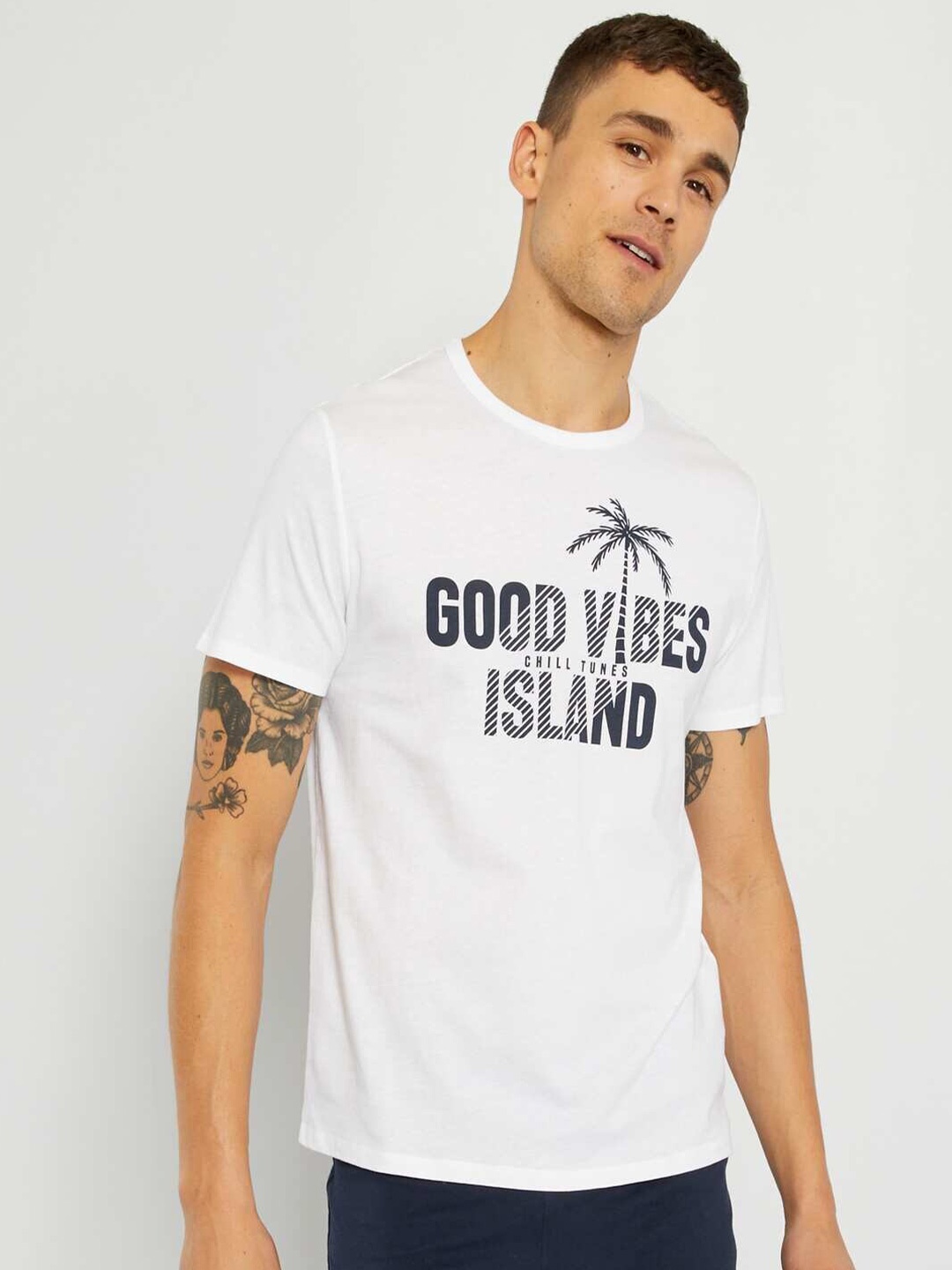 

KIABI Men Typography Printed Raw Edge T-shirt, Na