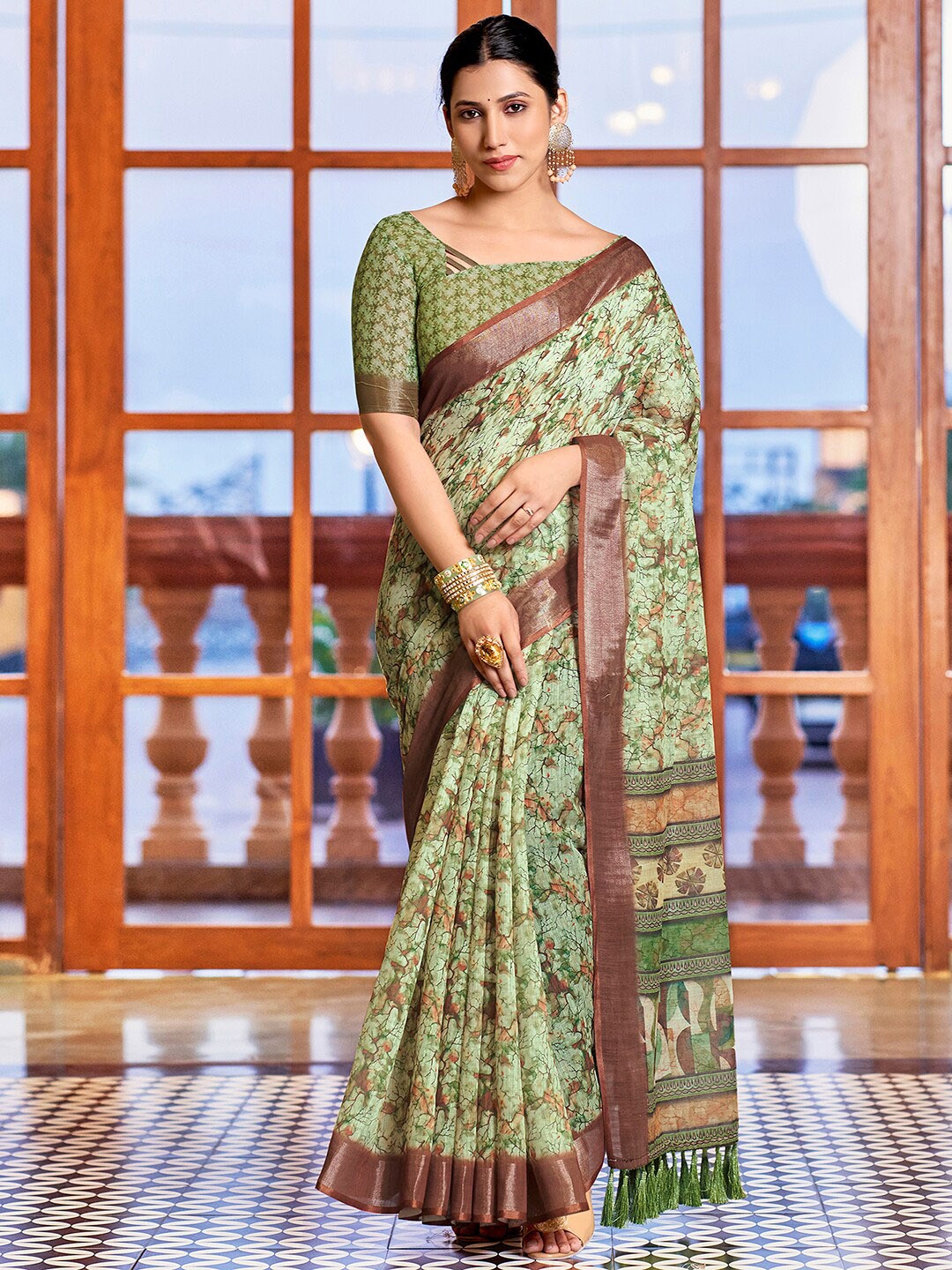 

KALINI Abstract Printed Zari Sungudi Saree, Lime green