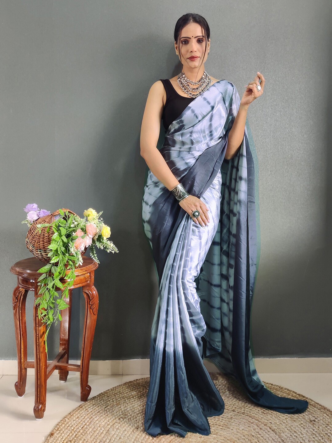 

Mitera Grey Tie & Dye Dyed Garad Ready To Wear Saree
