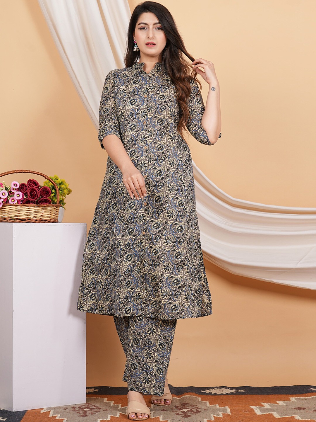 

Vbuyz Grey Floral Kalamkari Printed Pure Cotton A-Line Kurta With Palazzo