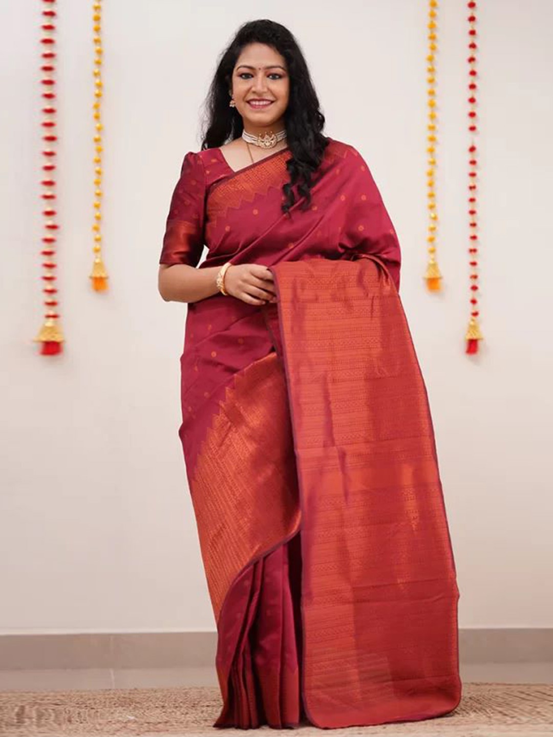 

HOLLYBEE TELLS Floral Woven Design Zari Banarasi Saree, Maroon