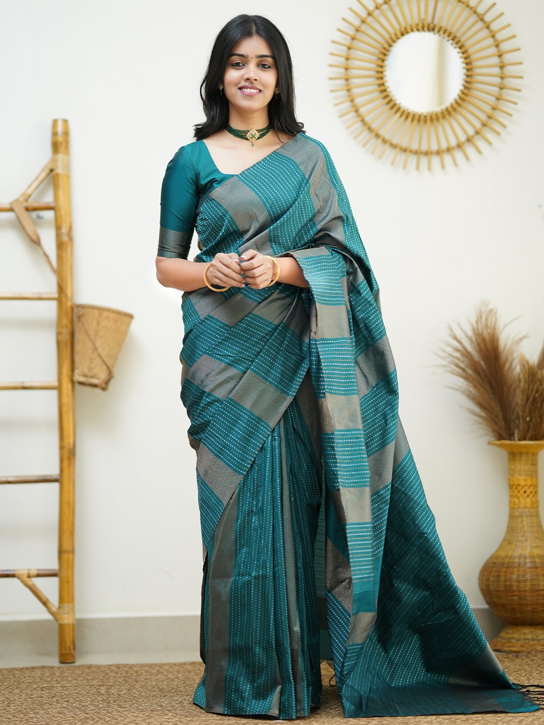 

HOLLYBEE TELLS Striped Woven Design Zari Banarasi Saree, Green