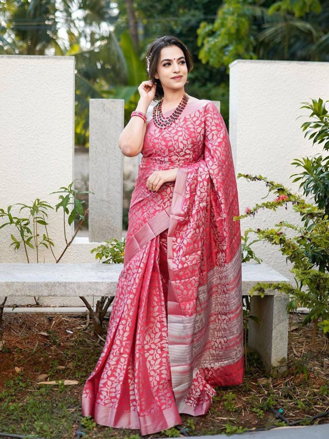 

HOLLYBEE TELLS Floral Woven Design Zari Banarasi Saree, Pink