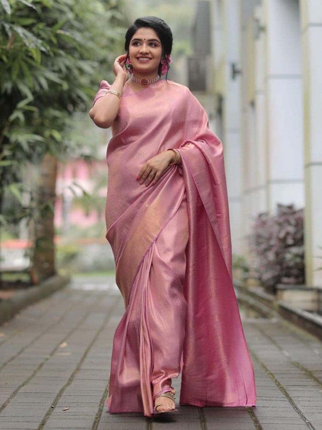 

HOLLYBEE TELLS Ethnic Motifs Woven Design Zari Banarasi Saree, Pink