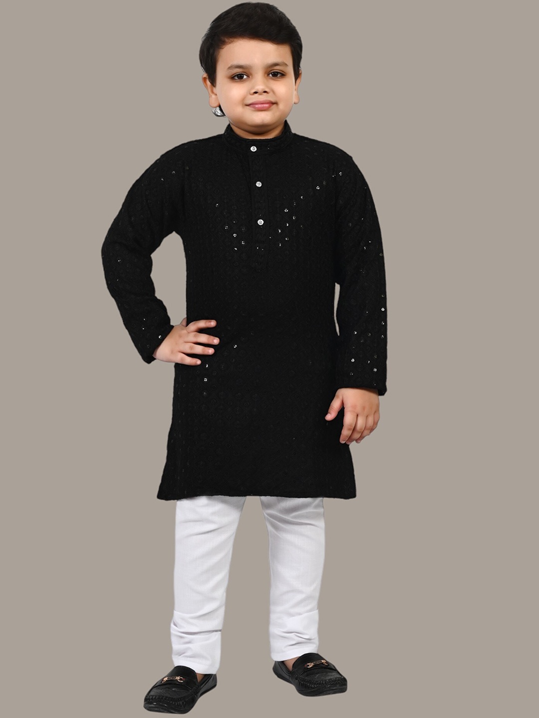 

BT DEZINES Boys Ethnic Motifs Chikankari Embroidered Regular Sequinned Kurta with Pyjamas, Black