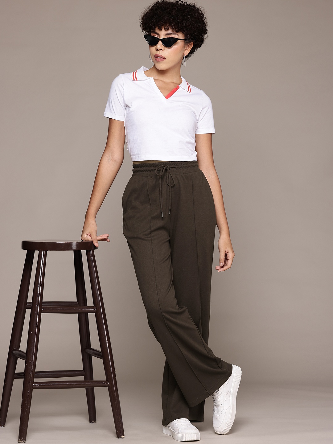 

The Roadster Lifestyle Co Women Regular Fit Trousers, Brown