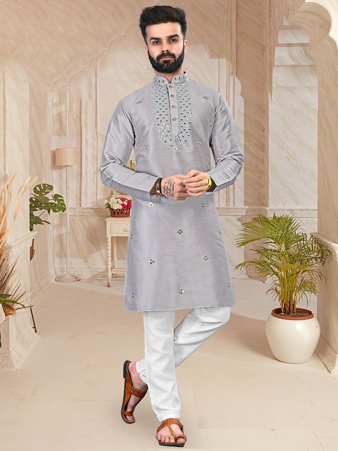 

PERFECTBLUE Men Geometric Yoke Design Thread Work Kurta, Grey