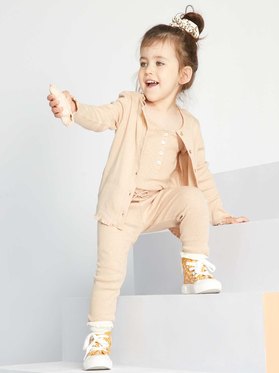 

KIABI Girls Mid-Rise Regular Fit Trousers, Beige