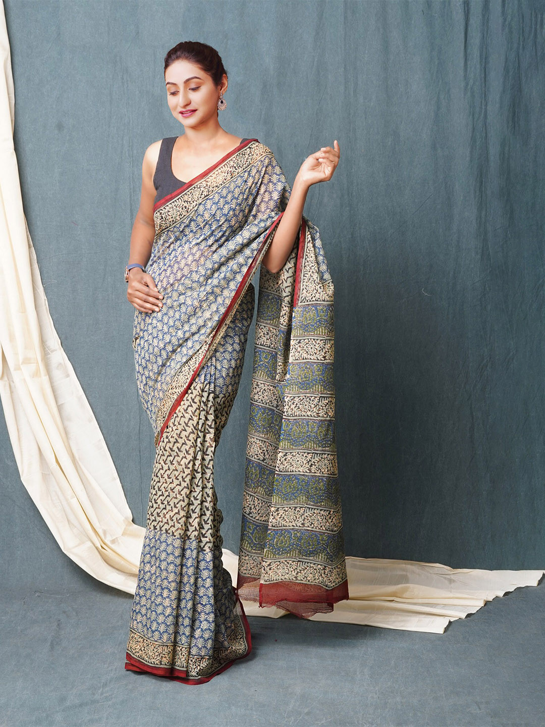 

Unnati Silks Floral Silk Cotton Handloom Kota Saree, Blue