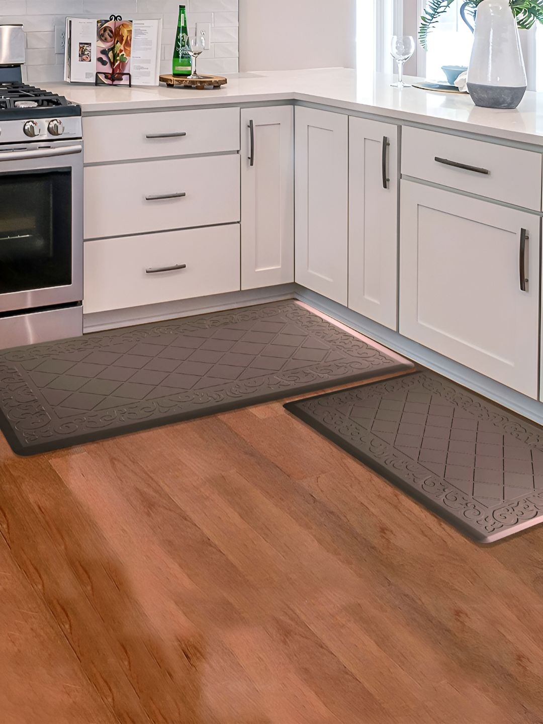 

LUXEHOME INTERNATIONAL 2-Pcs Brown Geometric Pattern Rectangular Anti-Skid Kitchen Mats