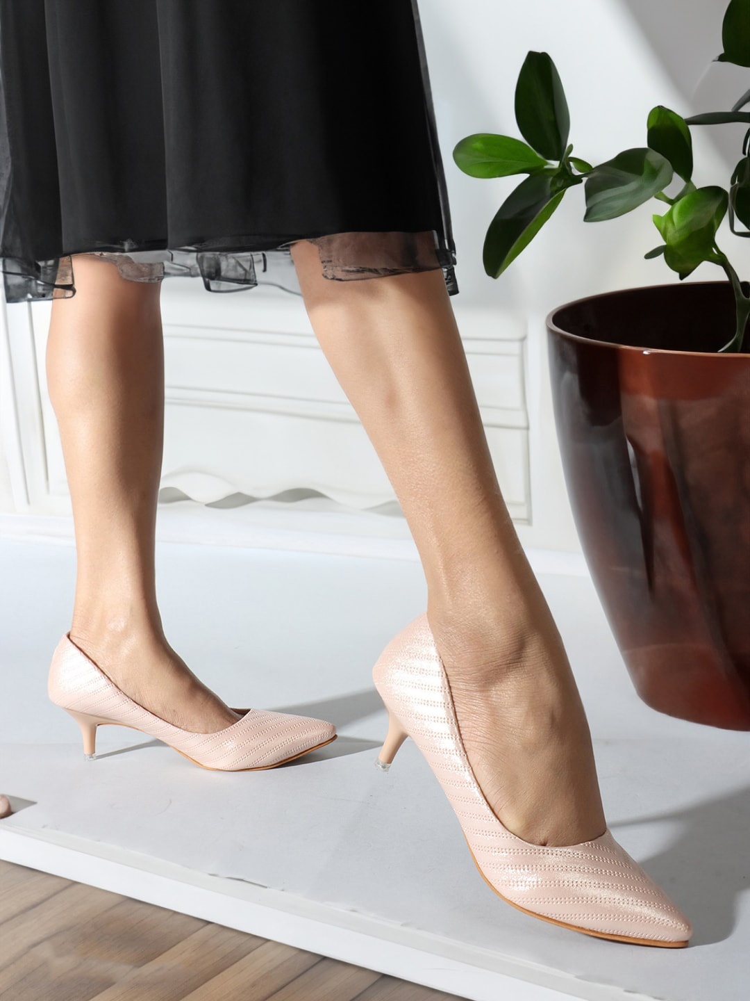 

Carlton London Pointed Toe Party Kitten pumps, Rose gold