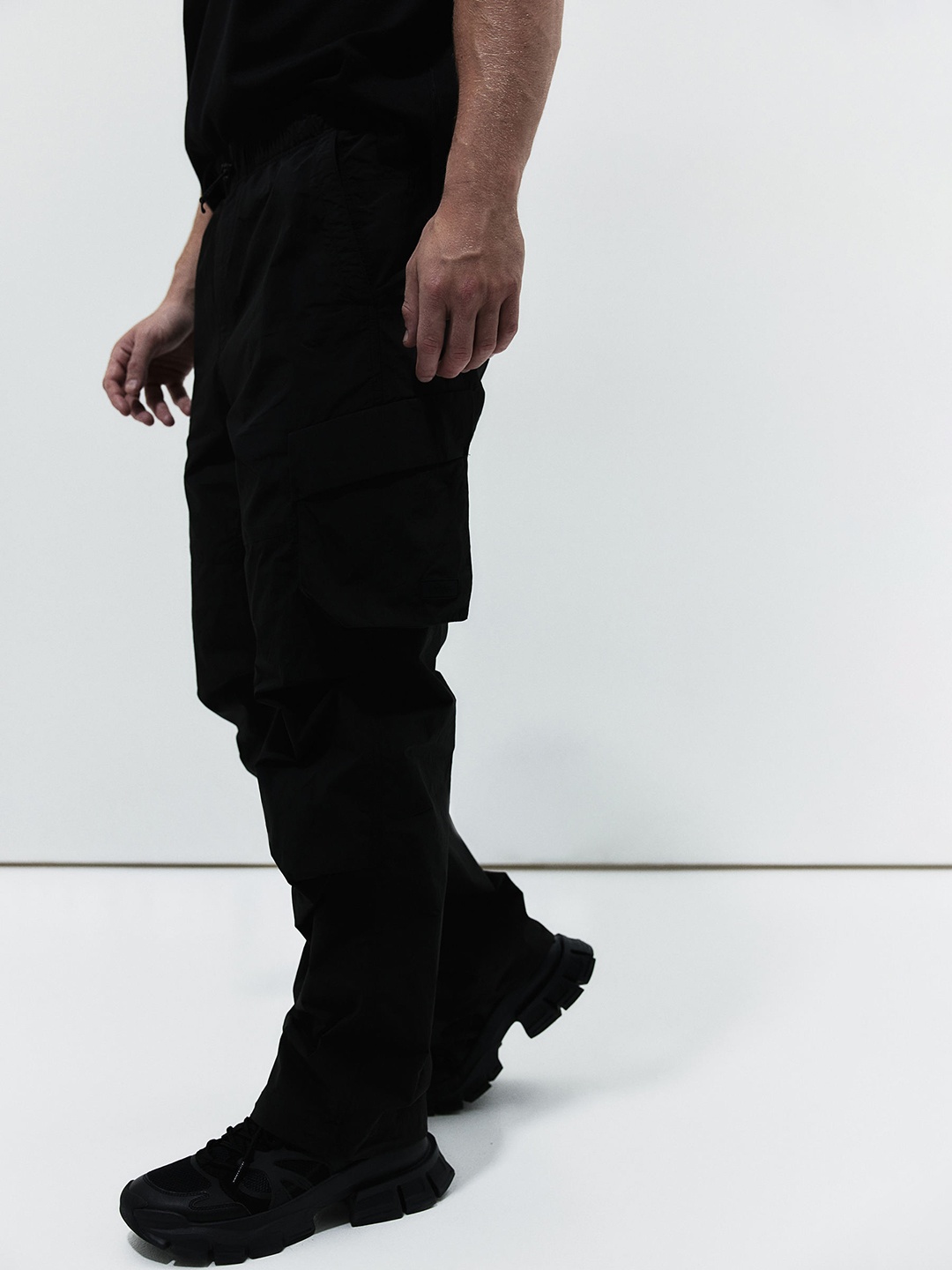 

H&M Men Parachute Cargo Trousers, Black