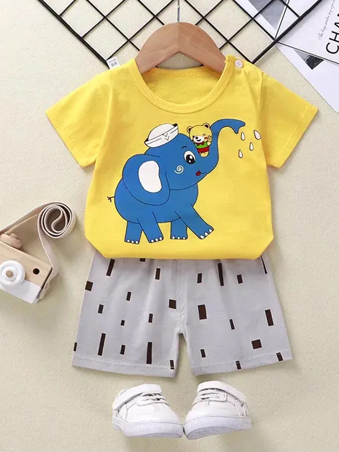 

Bold N Elegant Kids Elephant Printed Pure Cotton T-shirt with Shorts, Yellow