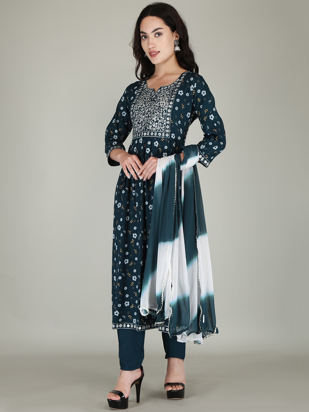 

PARTHVI Floral Embroidered Regular Phulkari Kurta with Palazzos & Dupatta, Green