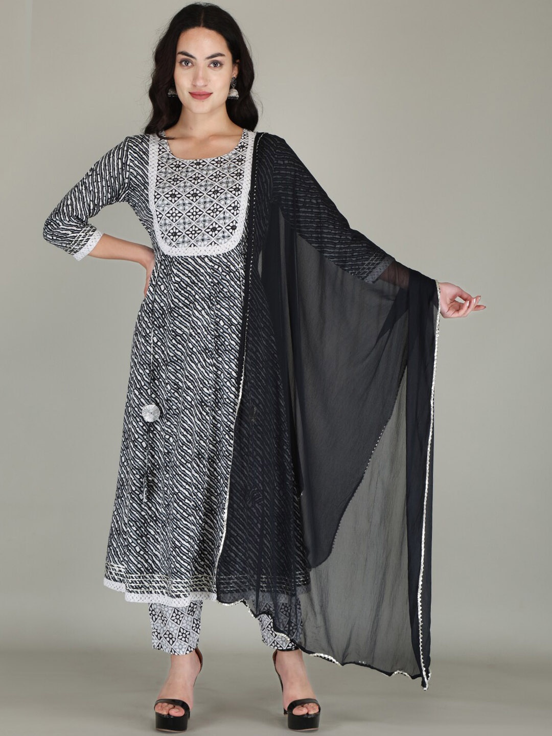 

PARTHVI Leheriya Printed Regular Kurta With Trousers & Dupatta, Black