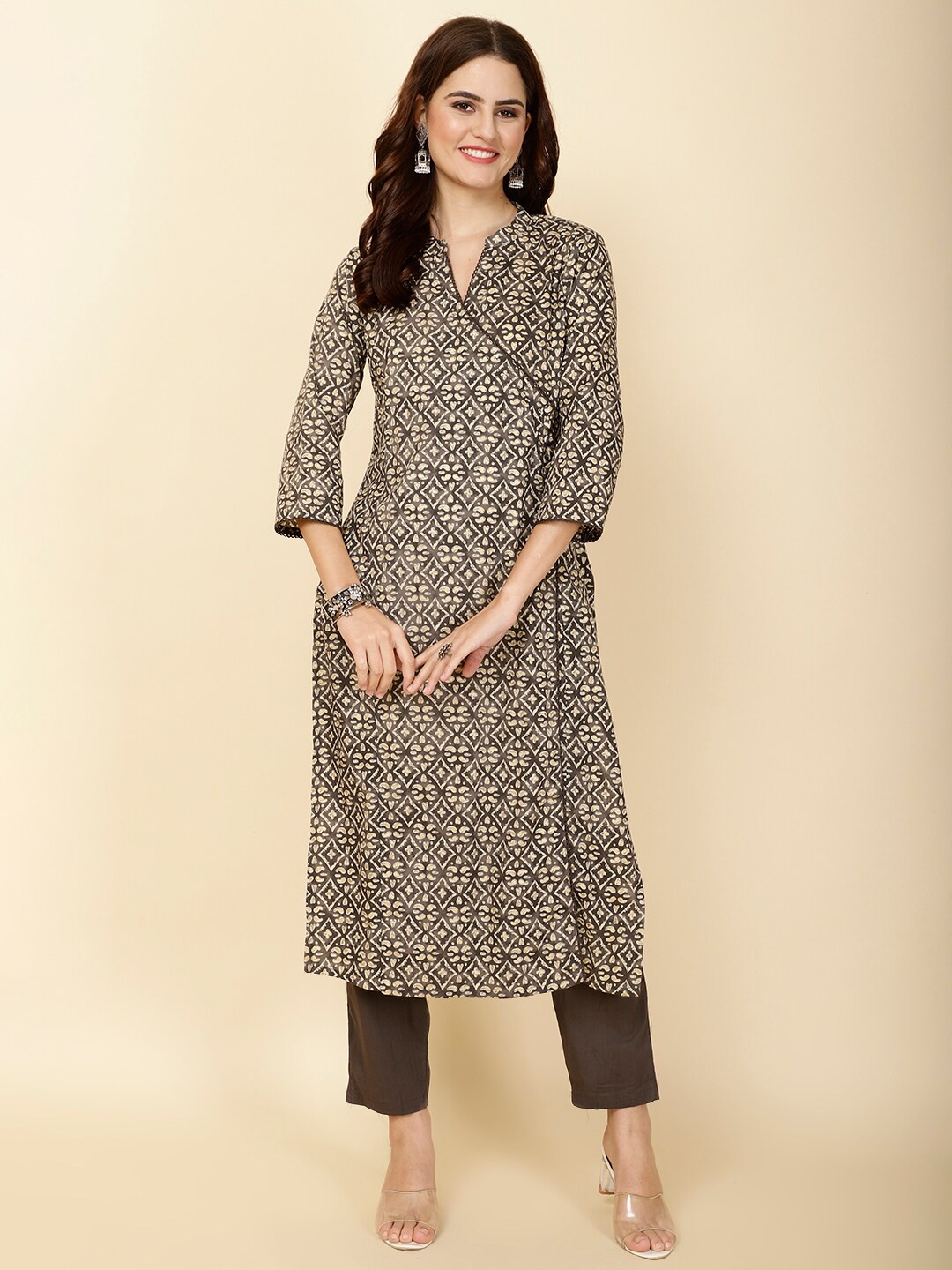 

Meena Bazaar Geometric Printed Regular Angrakha Style Kurta With Trouser, Grey