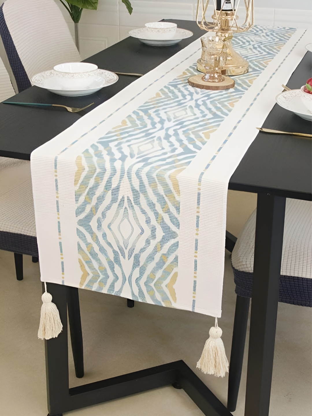 

stuffique White & Green Printed Pure Cotton Table Runner