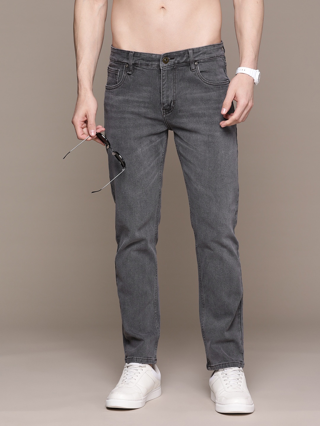 

Roadster Men Slim Fit Light Fade Stretchable Jeans, Grey