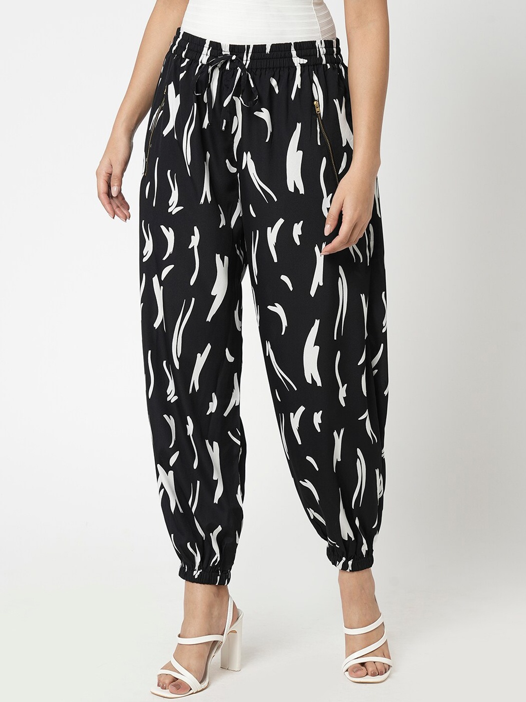 

Vero Moda Women Abstract Printed Loose Fit High-Rise Peg Trousers, Black