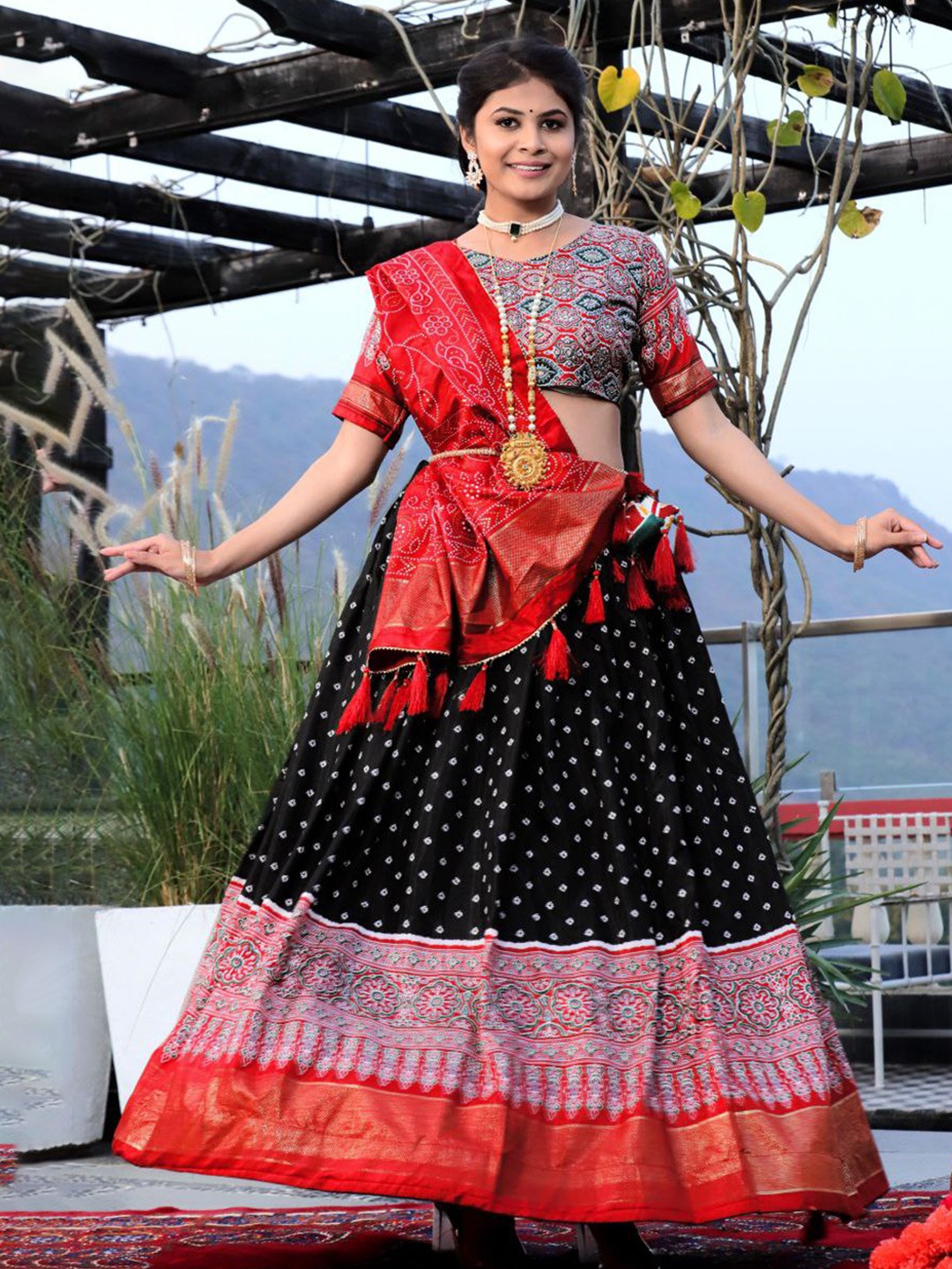 

TRIGUNA Printed Ready to Wear Lehenga & Blouse With Dupatta, Black