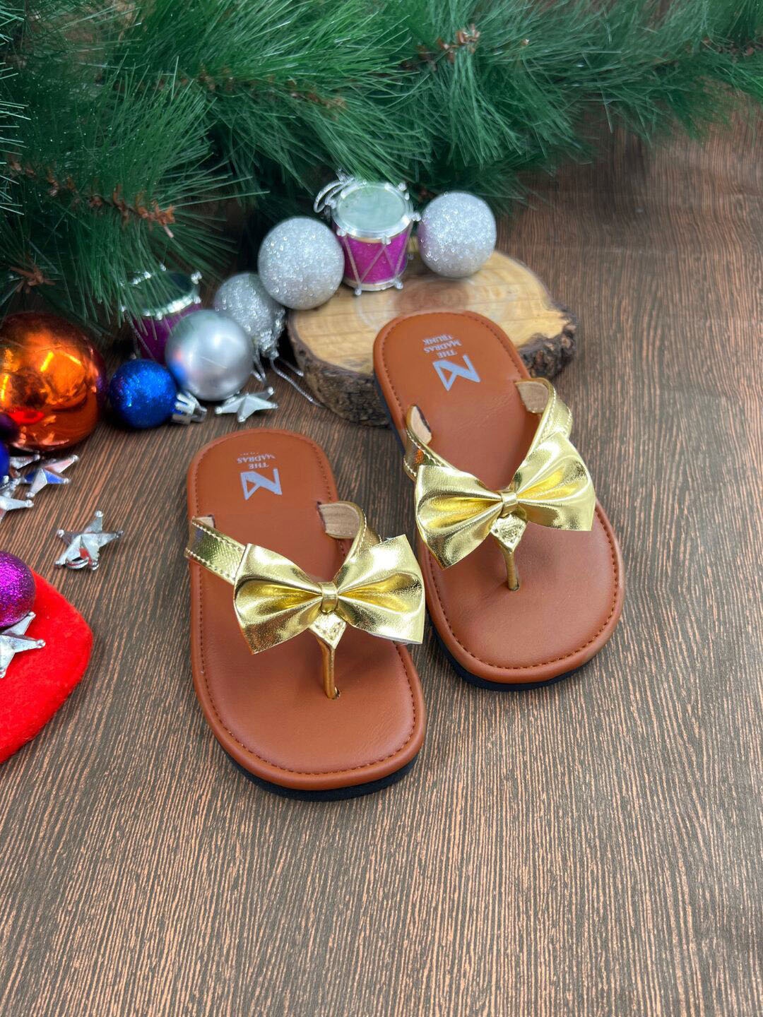 

THE MADRAS TRUNK Girls Bow Design Thong Flats, Gold