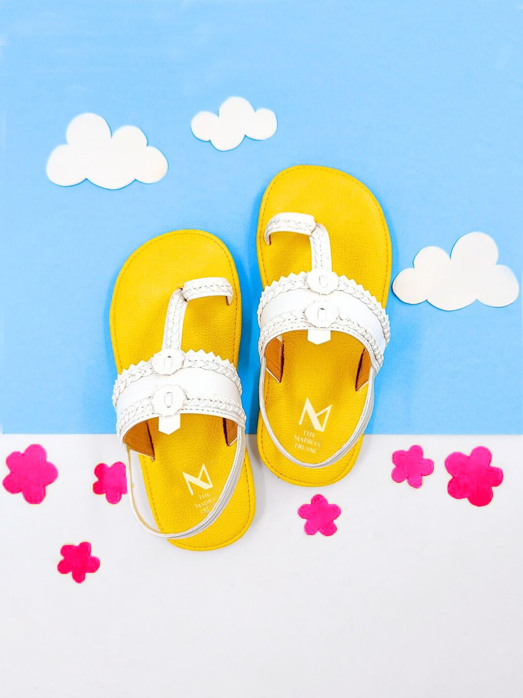 

THE MADRAS TRUNK Unisex Kids Textured One Toe Flats, Yellow