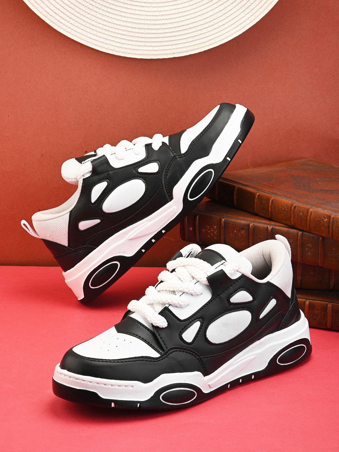 

Fashion Victim Men Colourblocked Sneakers, White